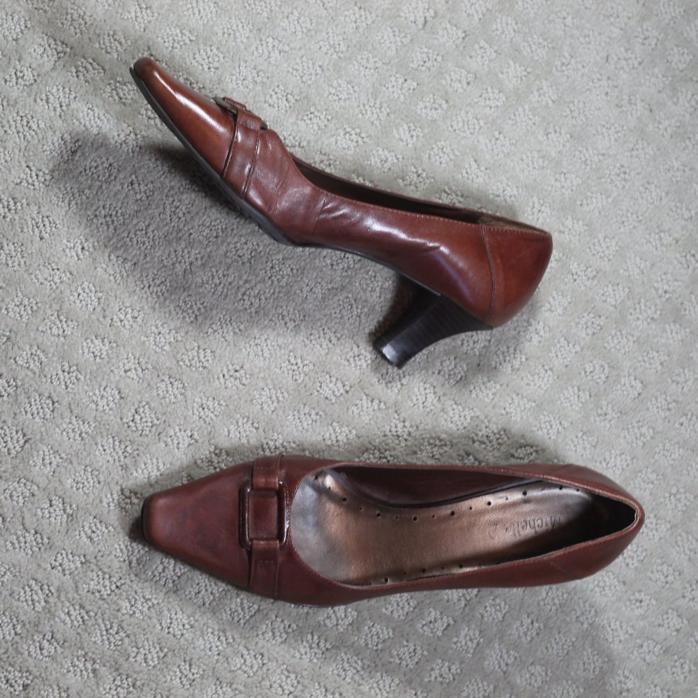 Michelle D Size 8 British Tan Tortoise Buckle Accent 2.5" Pumps